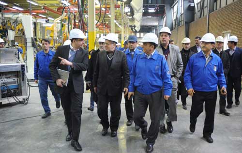وزیر صنعت از از روند تجهيز خطوط توليد محصولات مشترک پژو و ایران خودرو بازدید کرد